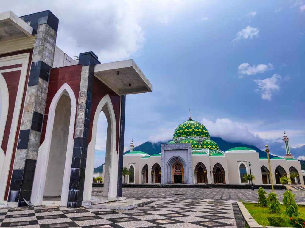 MASJID AGUNG NATUNA TAK BOLEH DILEWATKAN KALAU KE NATUNA